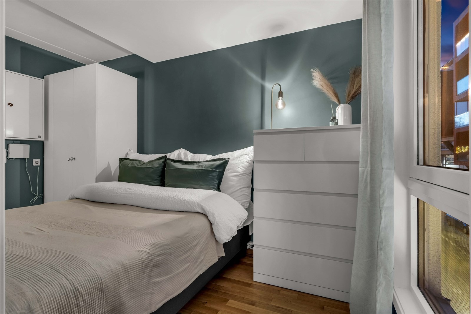 Fra soverommet er det direkte adkomst til badet, noe som bidrar til en behagelig bokomfort. Galleribilde