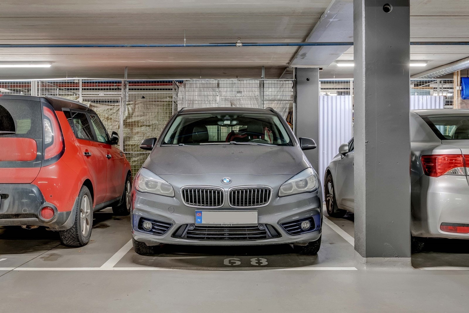 Boligen disponerer en fast parkeringsplass i felles garasjekjeller, plass nummer 68. For ekstra oppbevaring disponerer leiligheten en kjellerbod bak parkeringsplassen på 5 kvm. Galleribilde