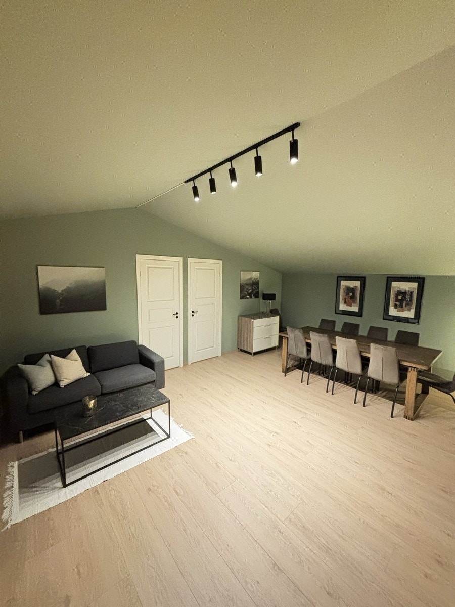 Stue 3.etg nå utstyrt med langbord for felles middager med gjester Galleribilde