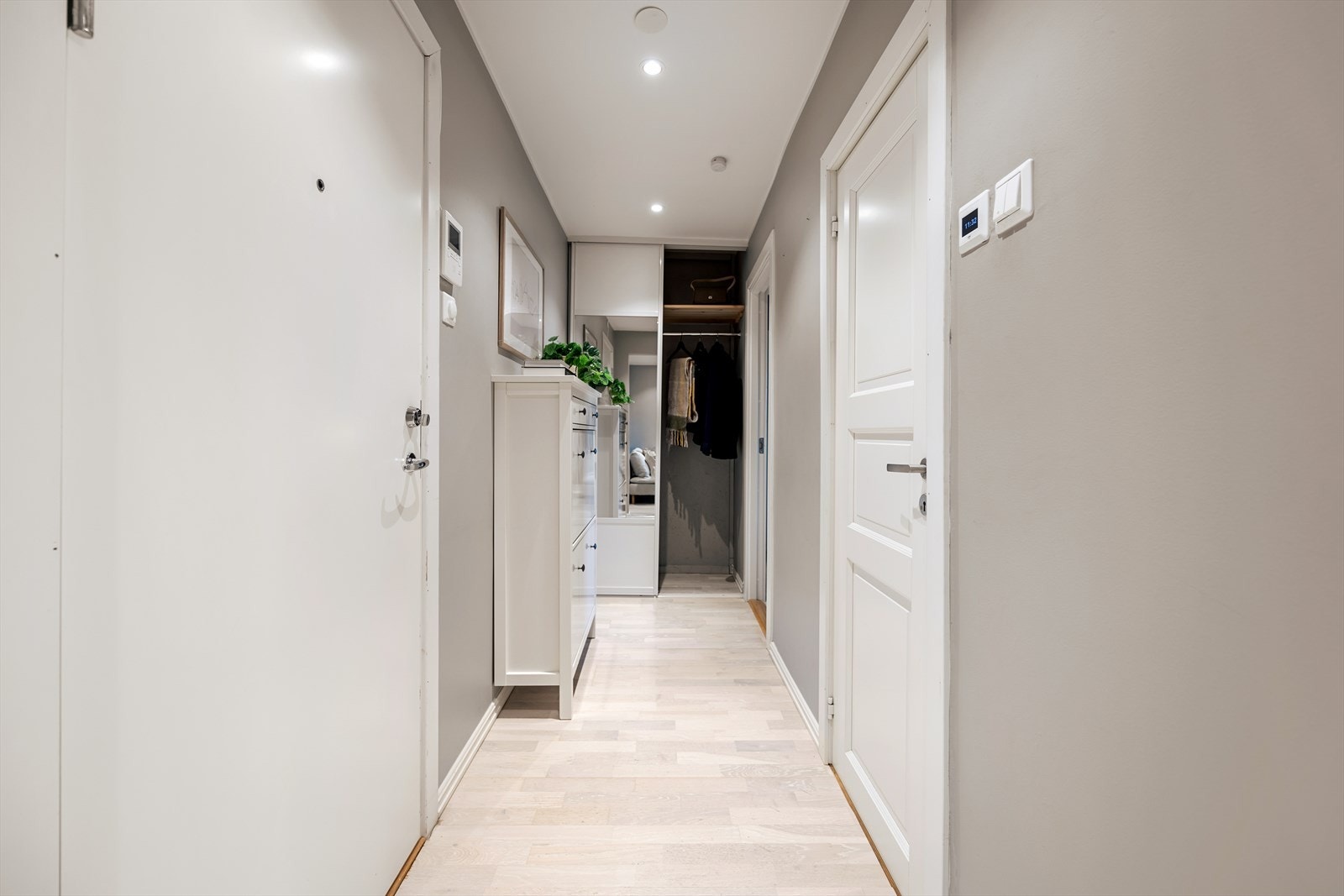 Innbydende entre med skyvedørsgarderobe. Galleribilde