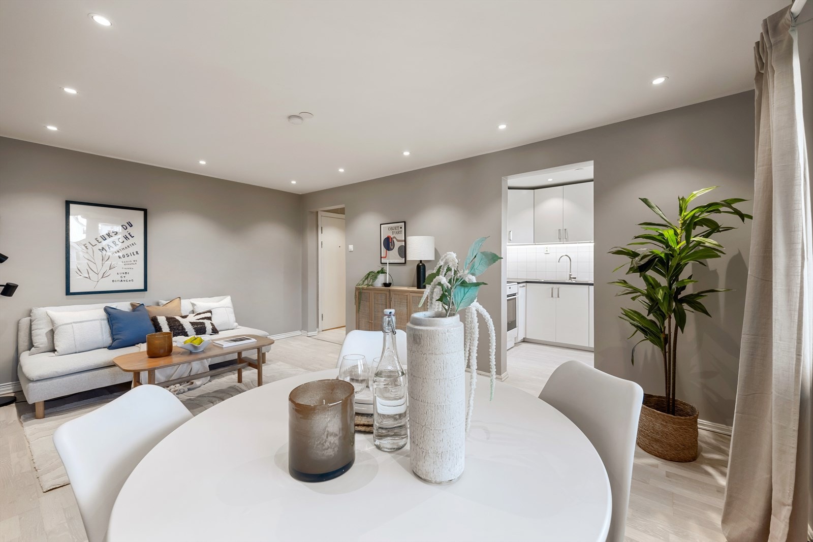 Stuen har naturlige soner for både spisegruppe og sofahjørne. Galleribilde