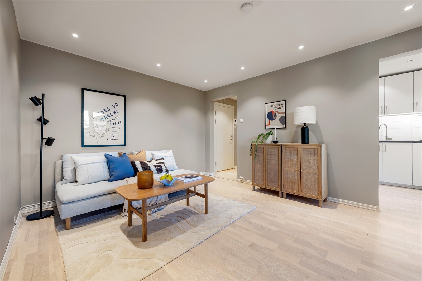 Leiligheten er malt i moderne farger og har downlights i himling. Galleribilde