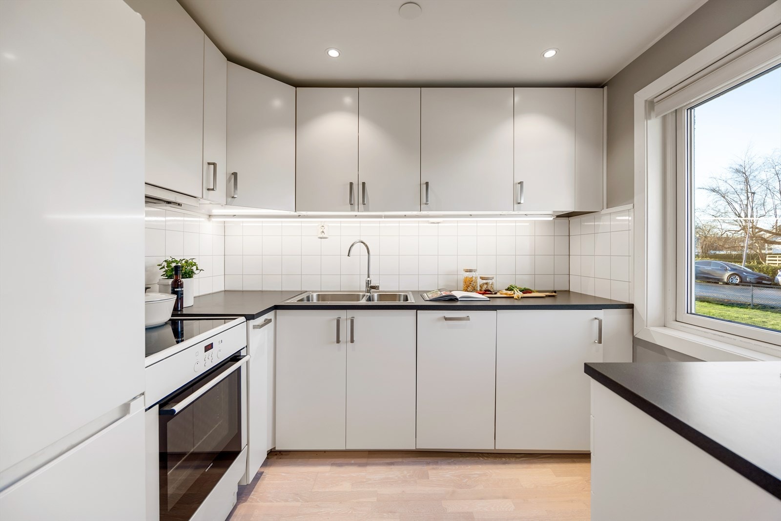 Kjøkkenet har godt med skap- og benkeplass. Galleribilde