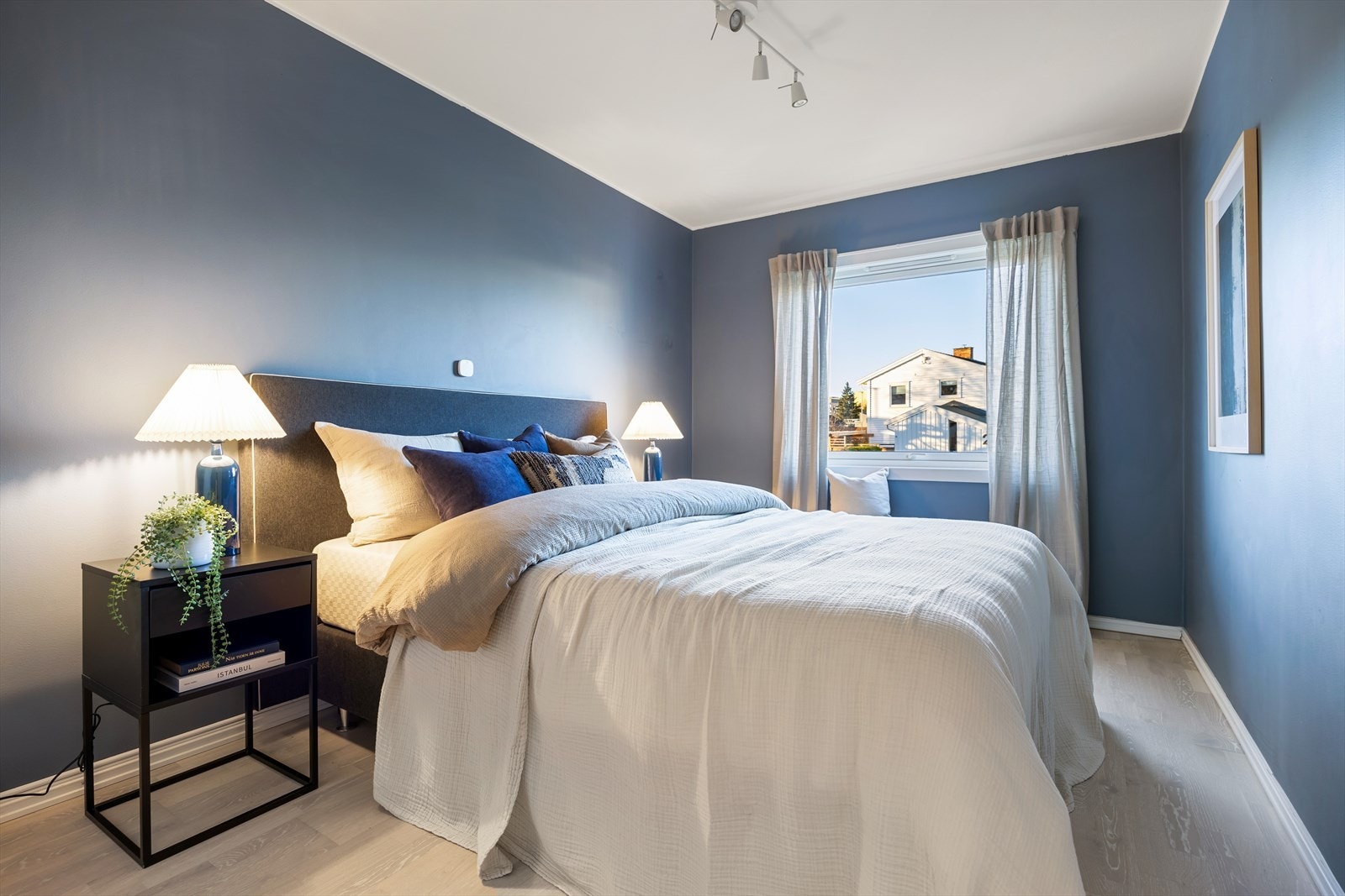 Delikat og romslig soverom med plass til dobbeltseng og tilhørende møblement. Galleribilde