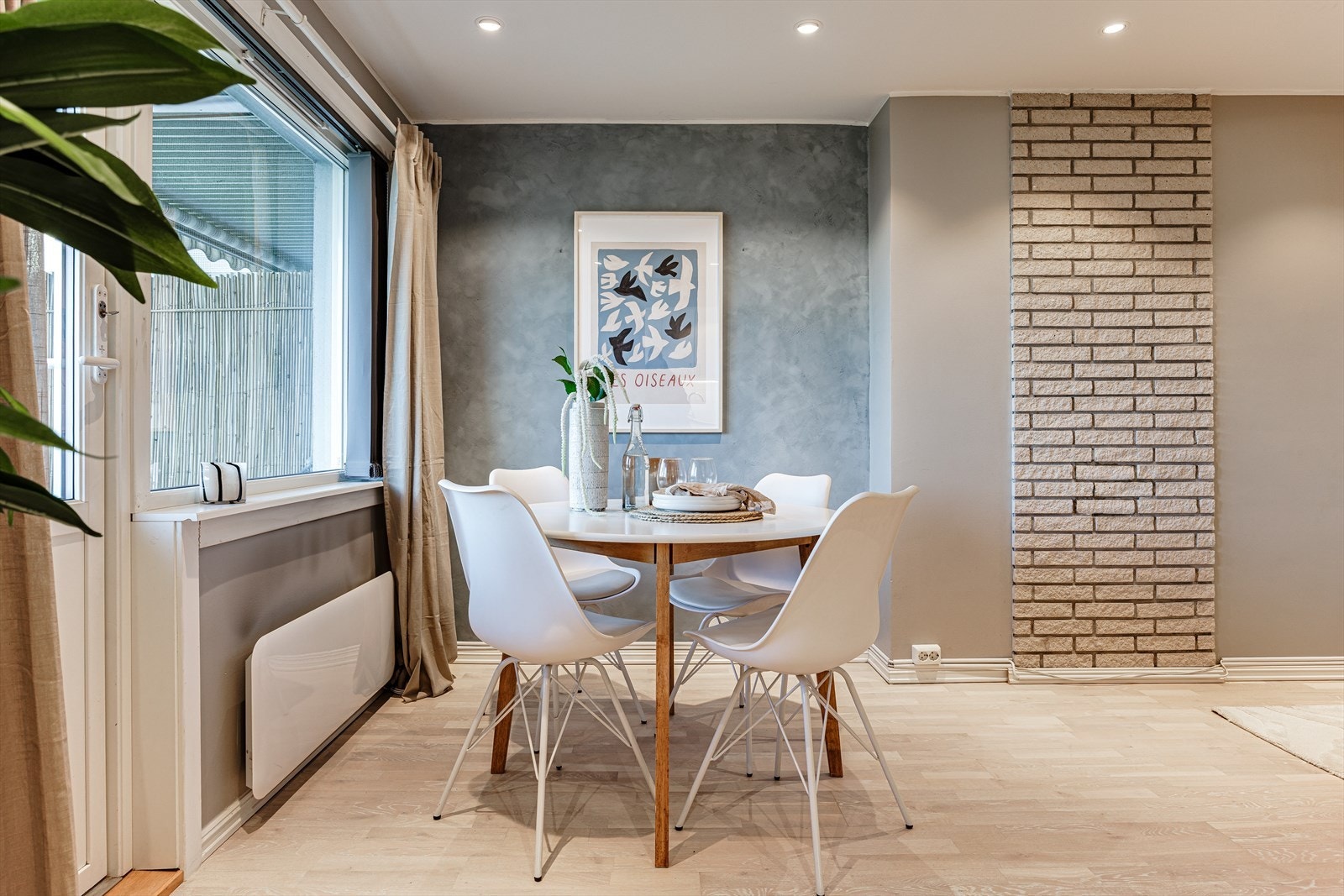 Fra stuen er det utgang til solrik balkong på ca. 7 kvm. Galleribilde