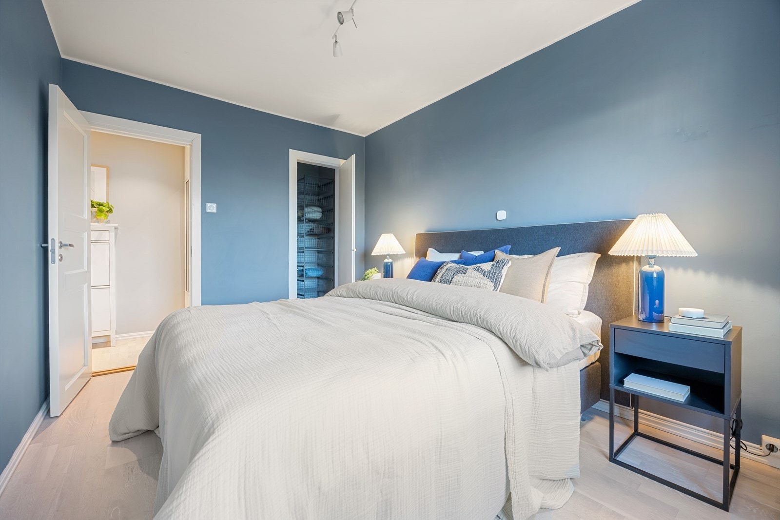 Her finner man også et lite kott, praktisk for oppbevaring av klær. Galleribilde