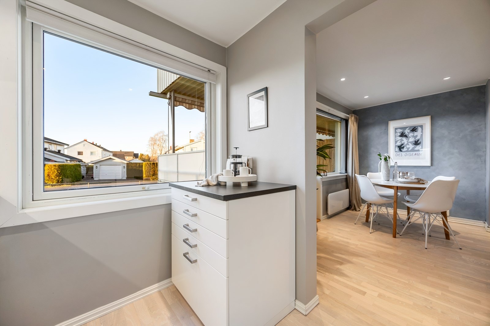 En liten og praktisk kjøkkenbenk for ekstra oppbevaring. Galleribilde