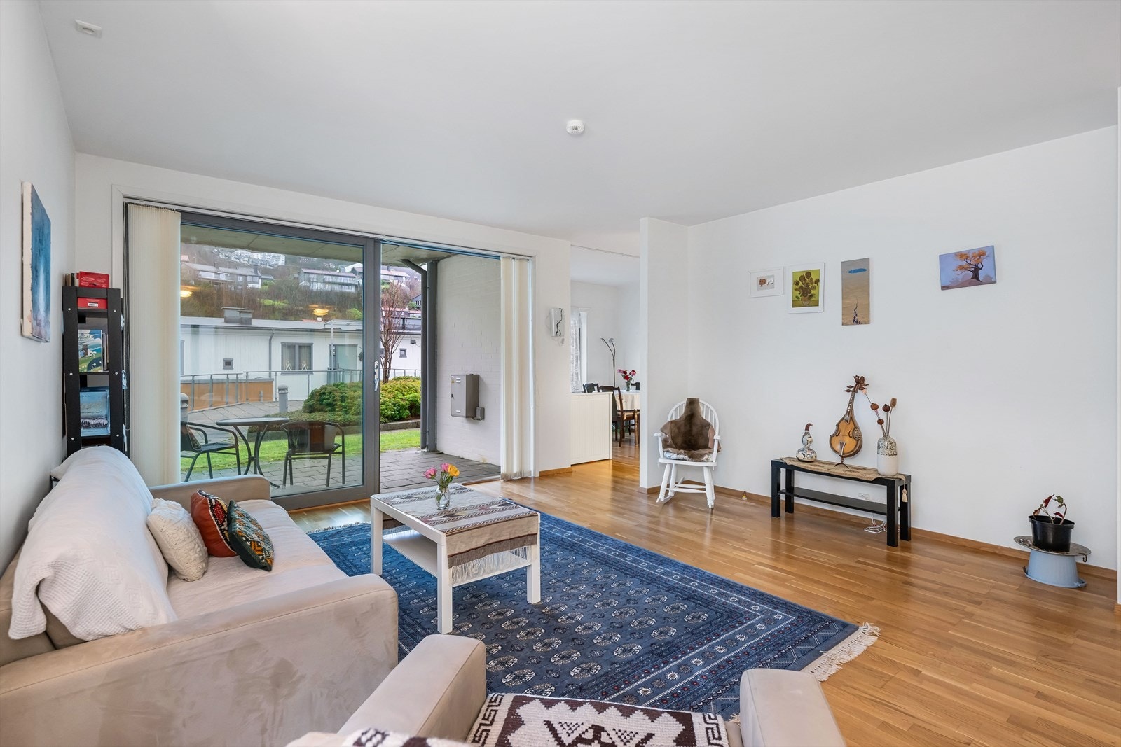 Stor og god stue med store vindusflater. Galleribilde