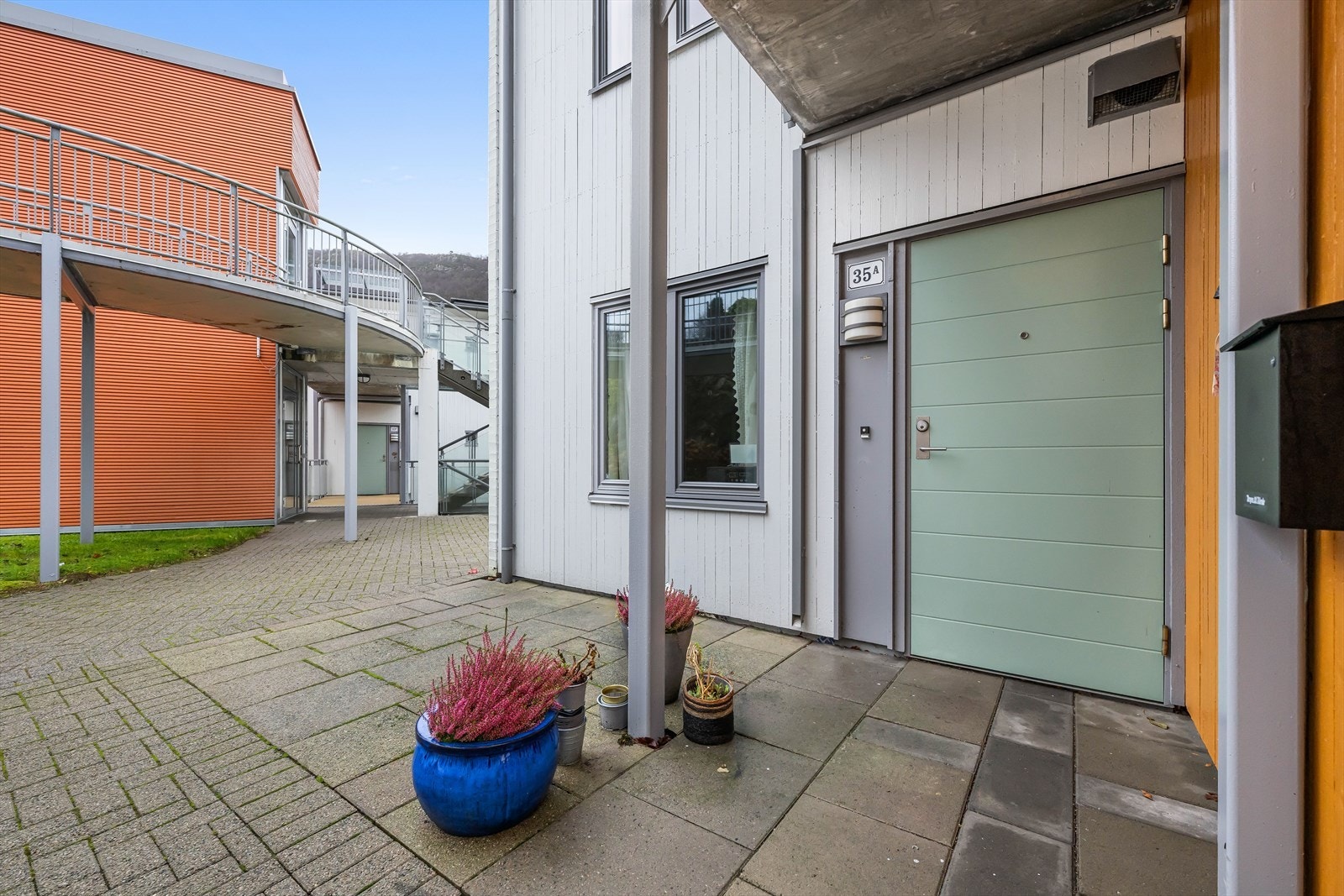 Velkommen inn. Eget inngangsparti. Borettslaget er smart utformet. Galleribilde