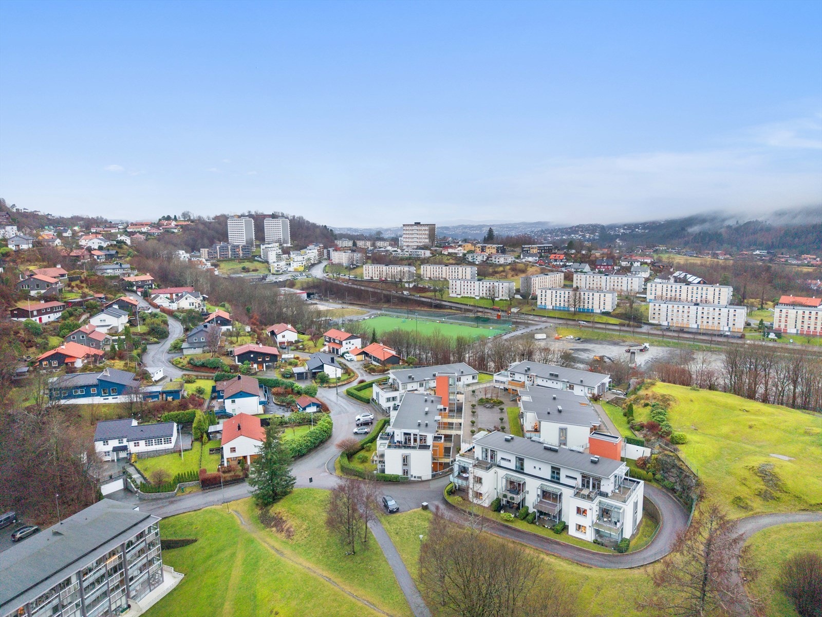 Om man er av den sportye typen finner man flere idrettsanlegg, fotballbaner, hall og mye mer rett ved. Galleribilde