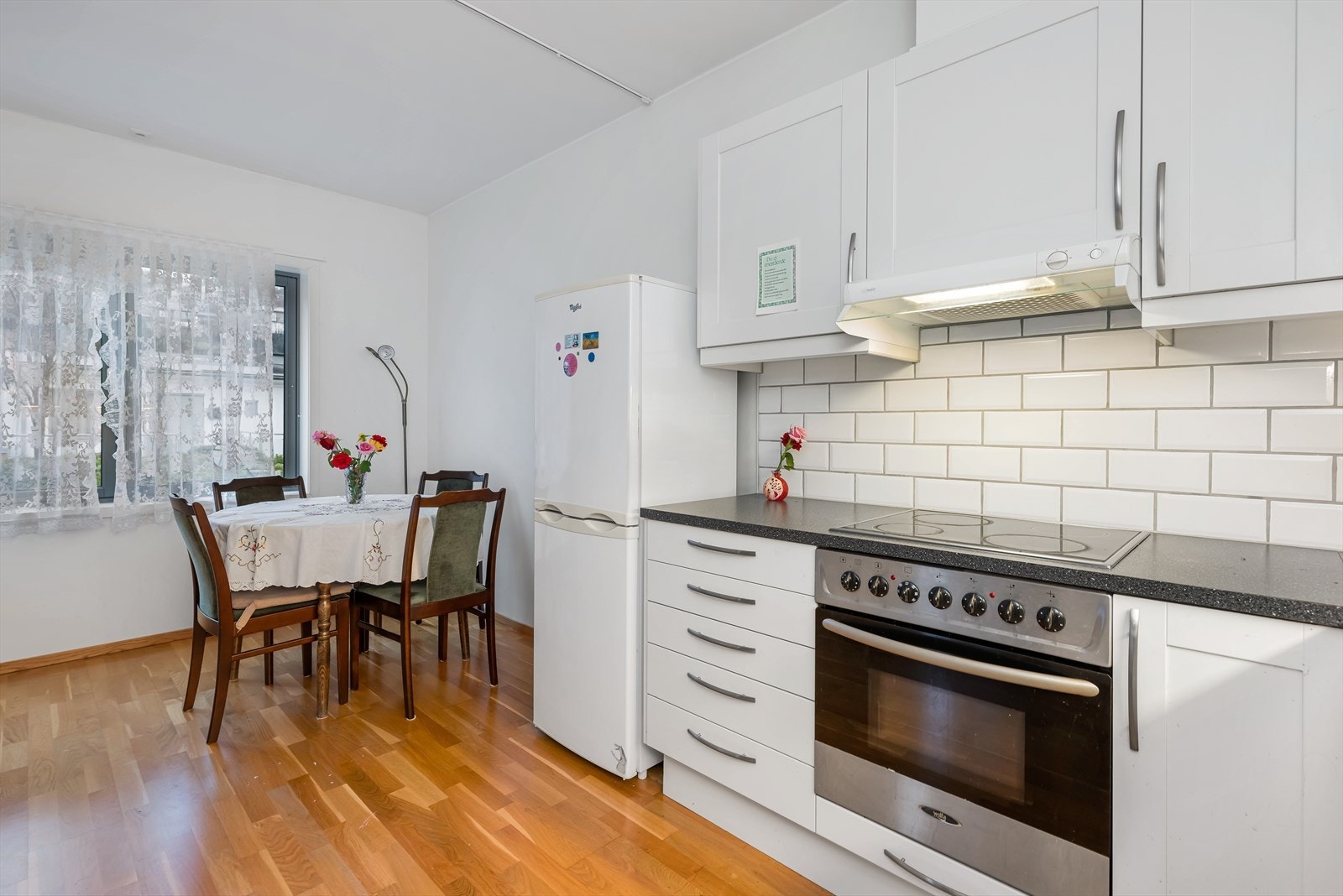 Flott utforming i stue/kjøkken gjør at man får to gode soner hvor kjøkkenet også har plass til spisestue. Galleribilde