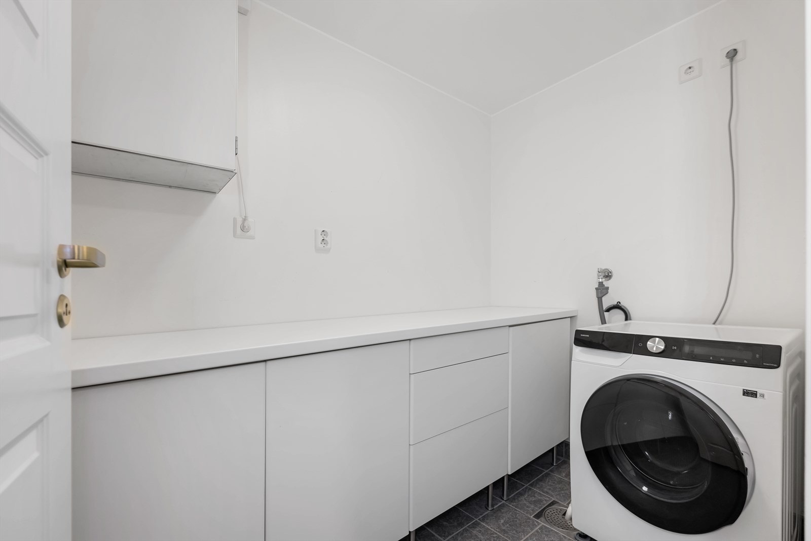 Nydelig vaskerom med meget smart lagringsløsning. Galleribilde