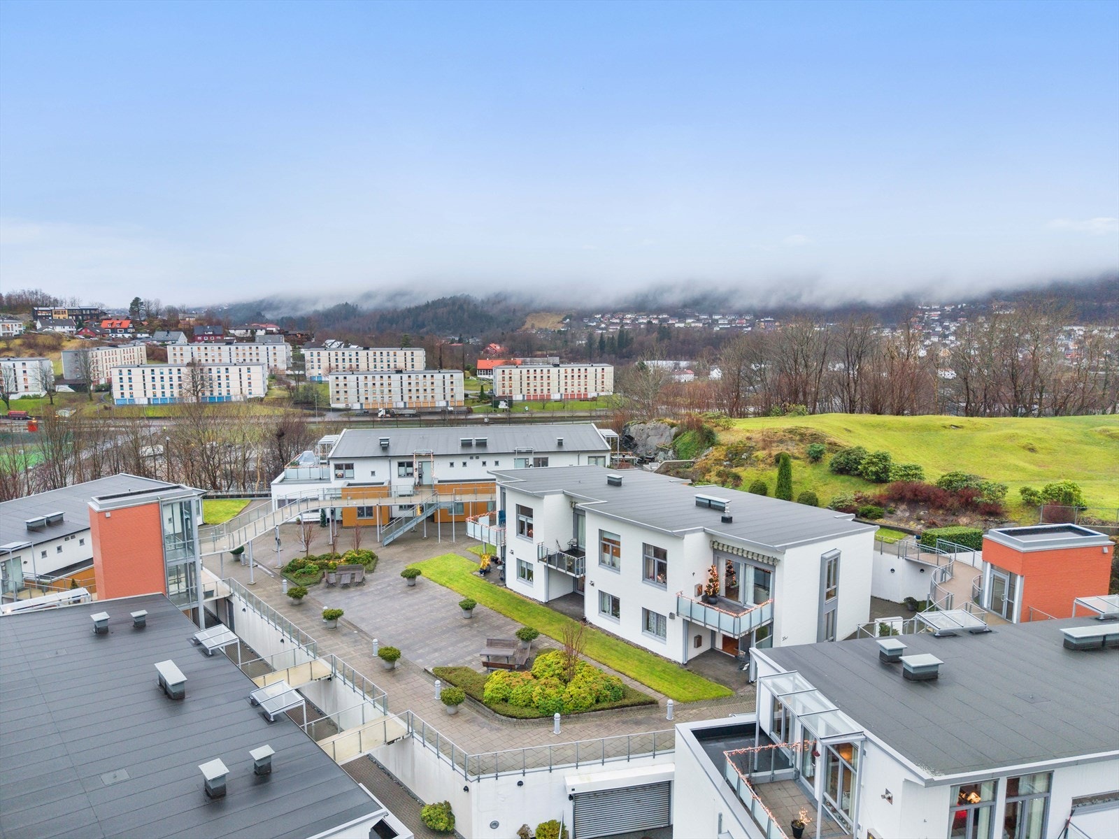 Borettslaget har god drift og orden. Smart og luftig utforming. Man kan ha barn boende så lenge andelseier er 50+. Galleribilde