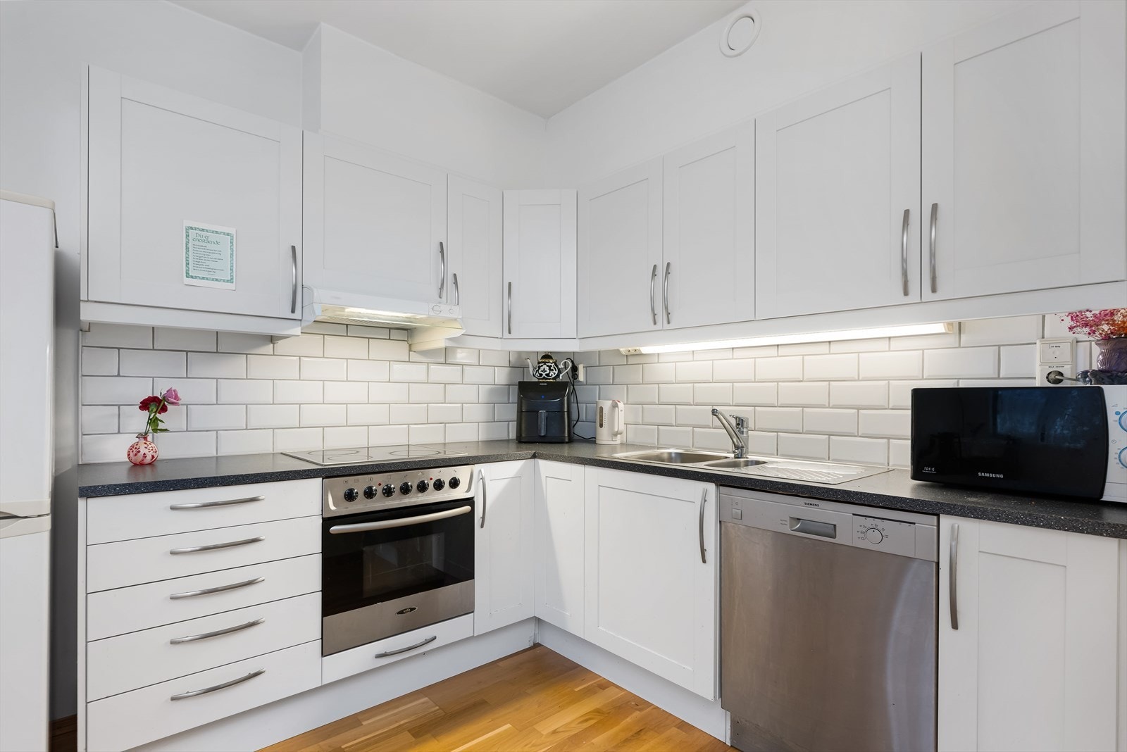 Lyst og moderne kjøkken. God skapplass. Galleribilde