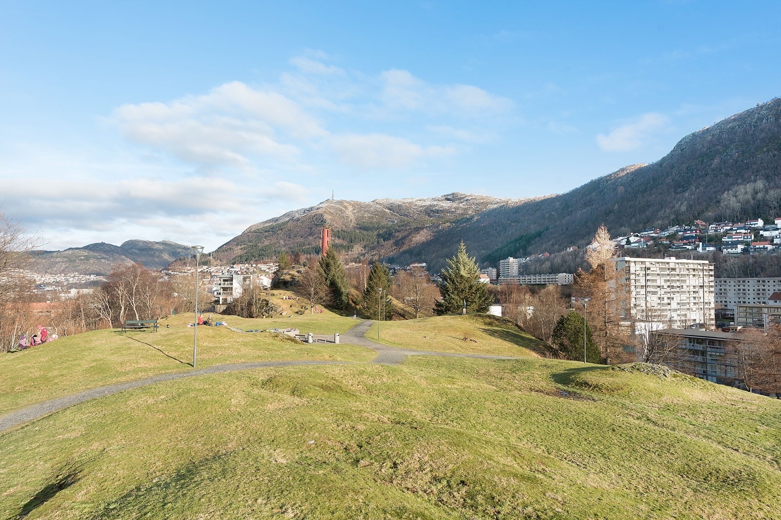 Flot grøntområde rett ved leiligheten og borettslaget. Koselige stier og plen i rolig parkområde. Nydelig utsikt over Ulriken og mot Fløyen. Galleribilde