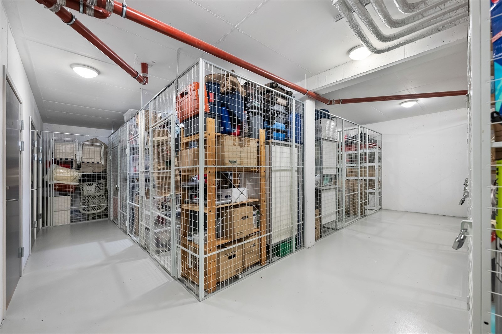 Romslig og god gitterbod i tørt og fint bodrom. Galleribilde