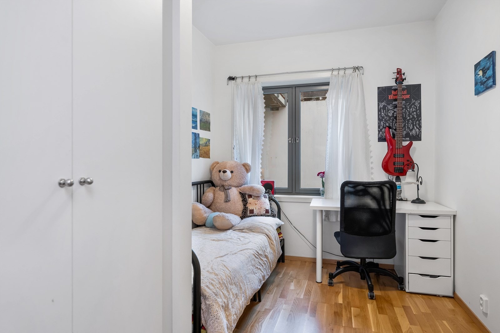 Soverom 2 er noe mindre, og fungerer meget fint som enten soverom, gjestesoverom eller ekstra tv-stue/kontor. Alt etter hva ditt behov er. Galleribilde