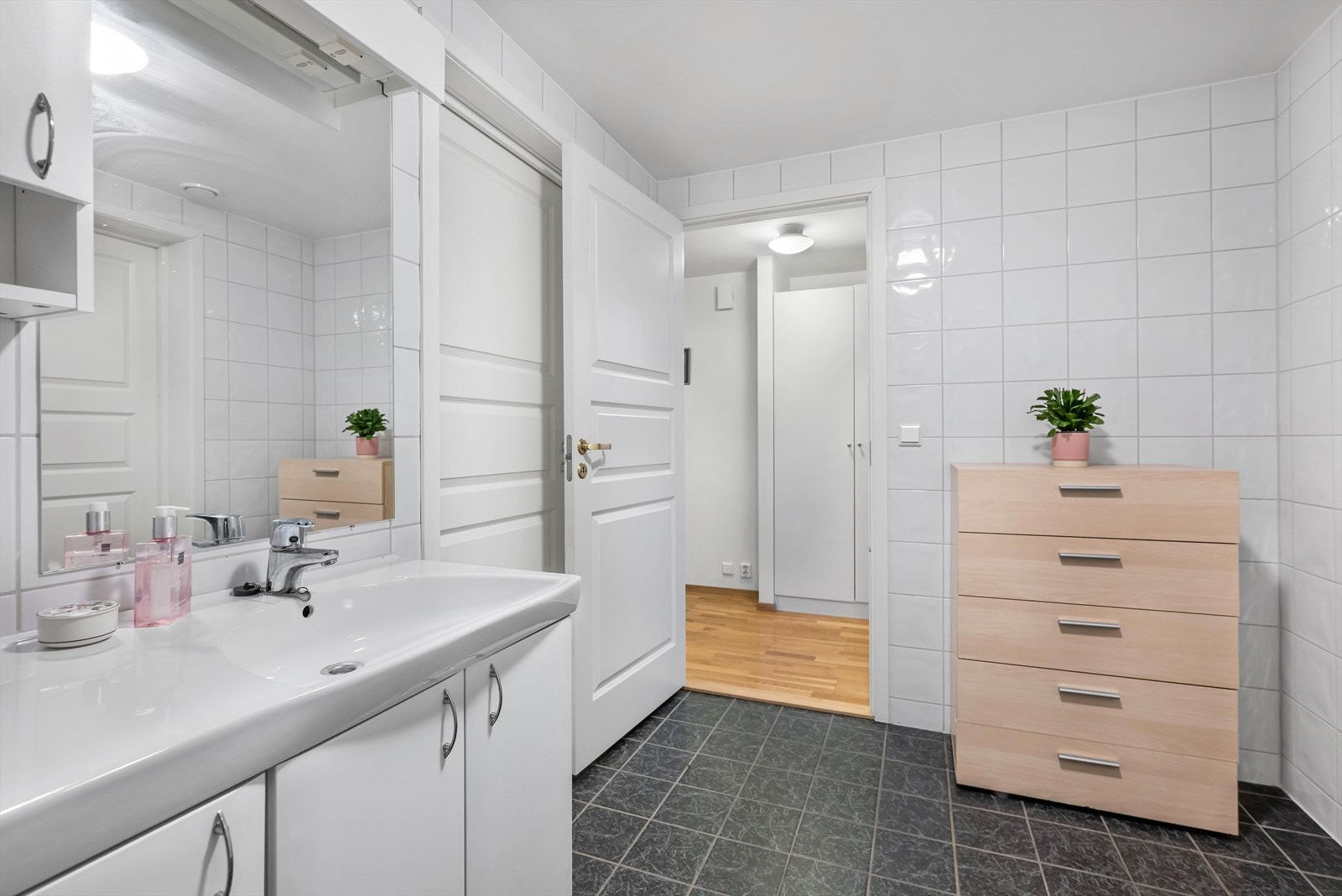 Stort og godt baderom. Helflist med varme i gulv. Galleribilde