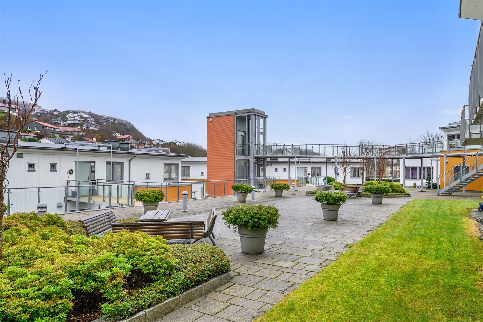 Borettslaget har meget fine uteområder fordelt i nivåer. Mye fellesareal hvor man har benker og nærmest et lite parkanlegg. Galleribilde