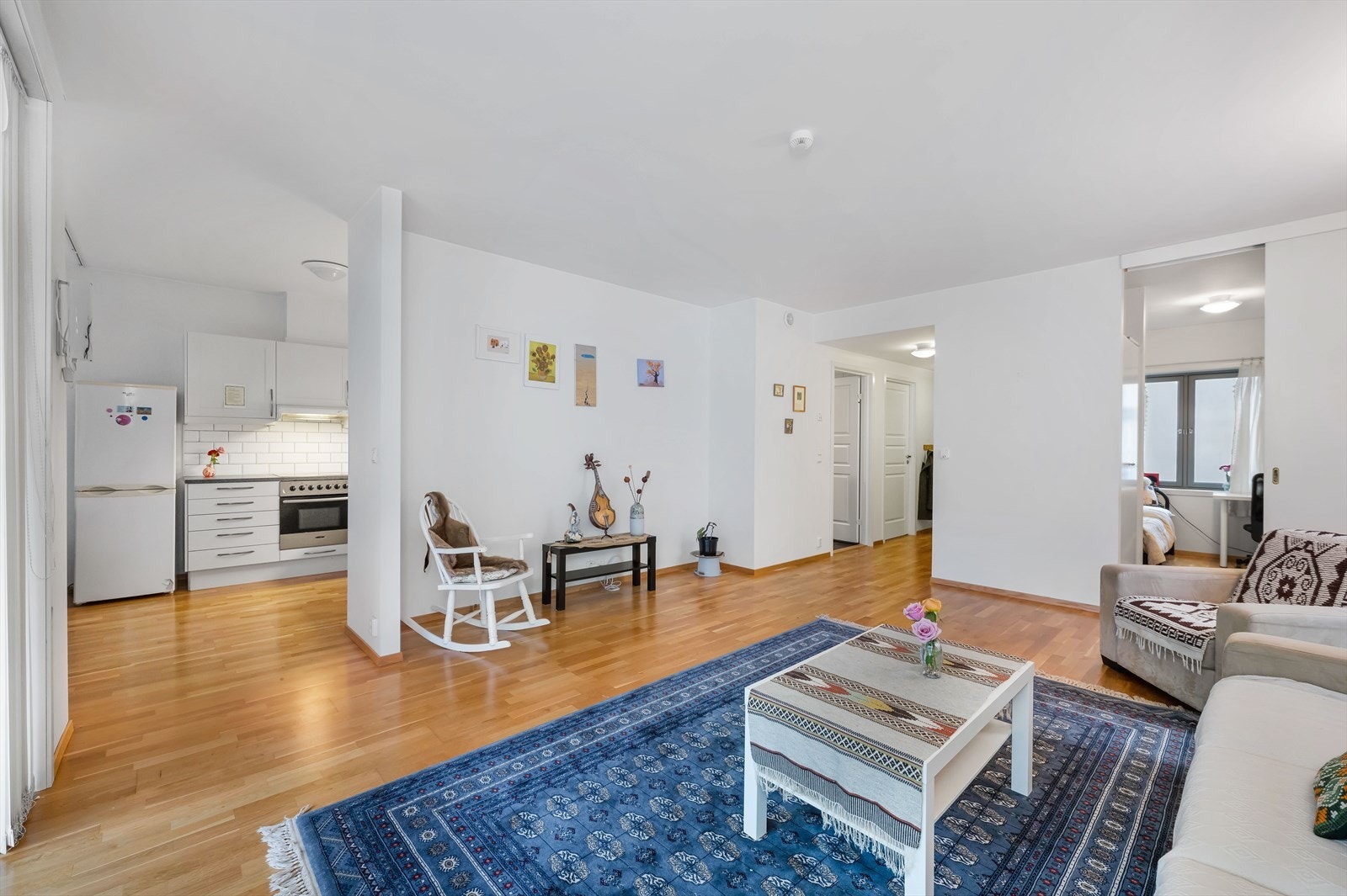 Stor og luftig stue med delvis åpen løsning mot kjøkken. Veldig gode møbleringsmuligheter her. Galleribilde