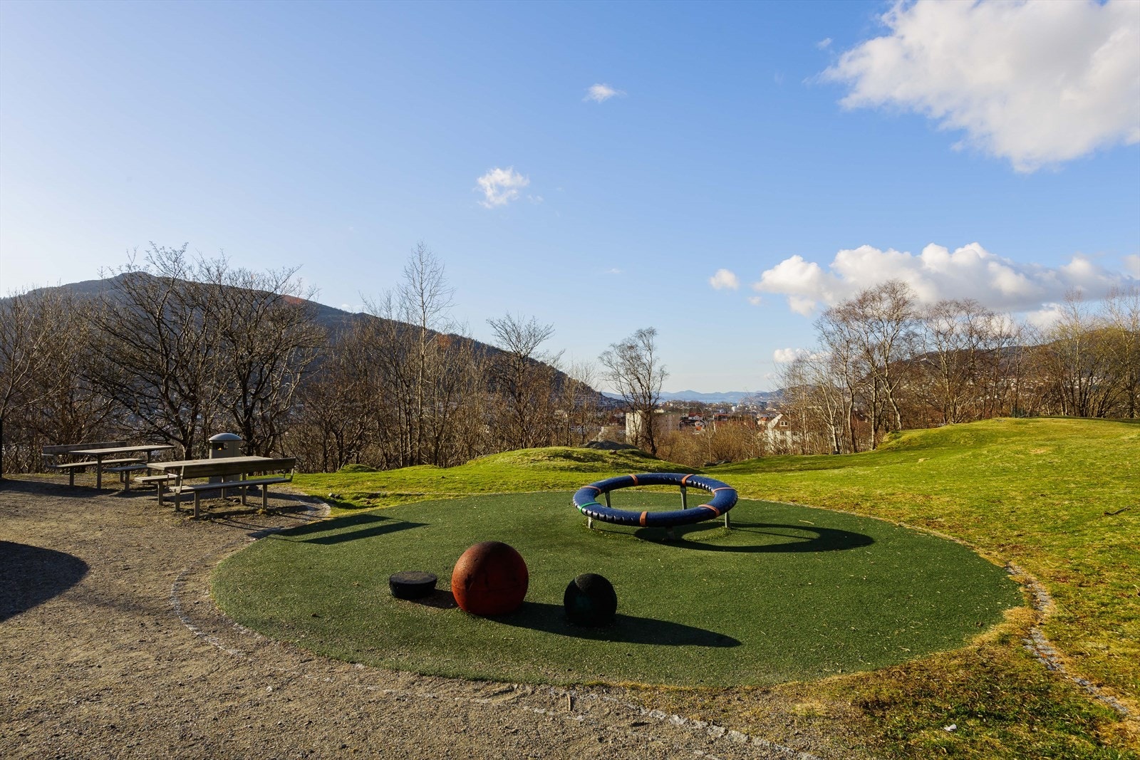 Lekeplasser og parkbenker. Galleribilde
