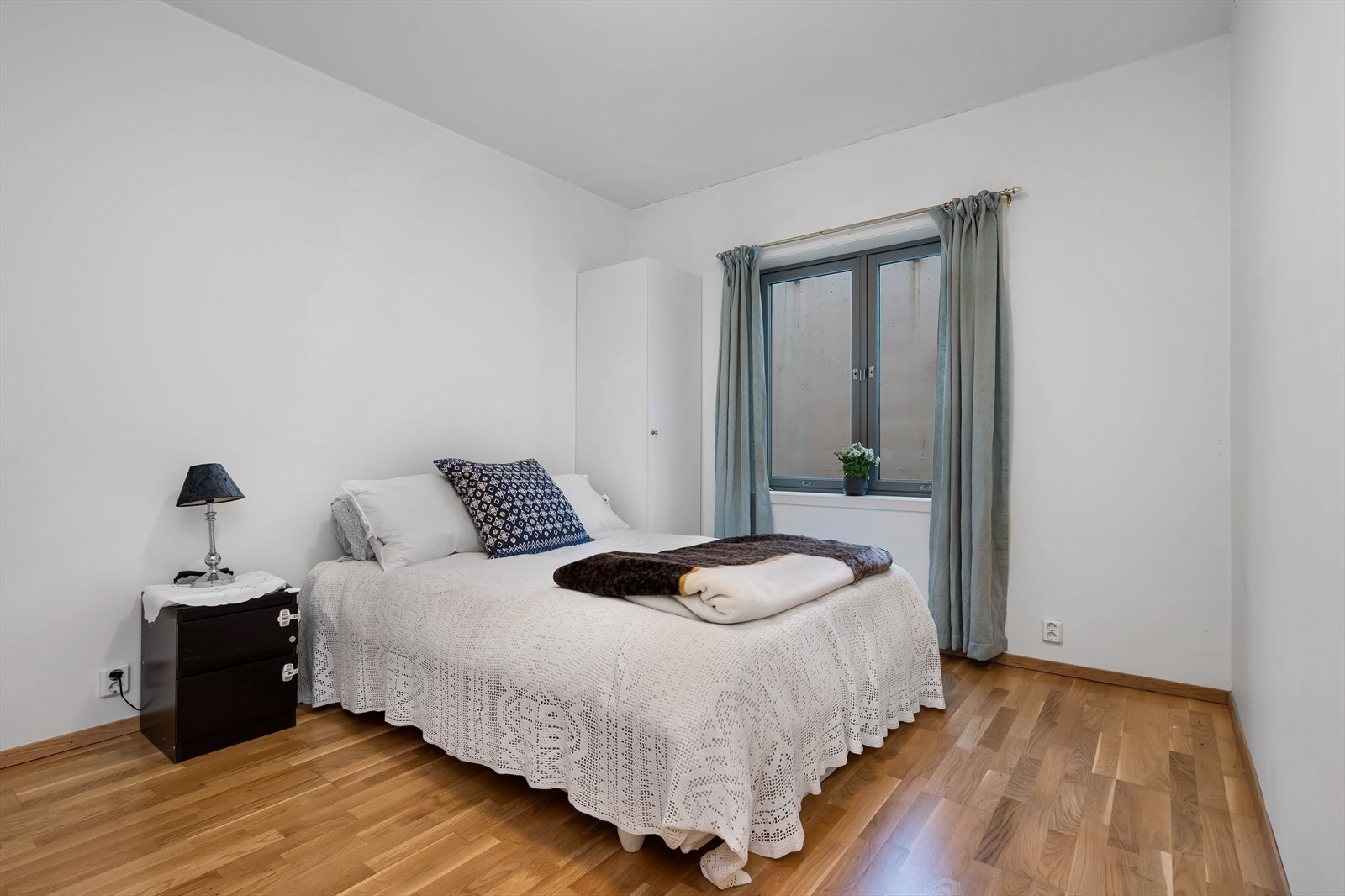 Hovedsoverommet er i meget god størrelse. Godt med skapplass og plass til stor dobbeltseng. Herfra er det også egen inngang til baderom og vaskerom. Galleribilde