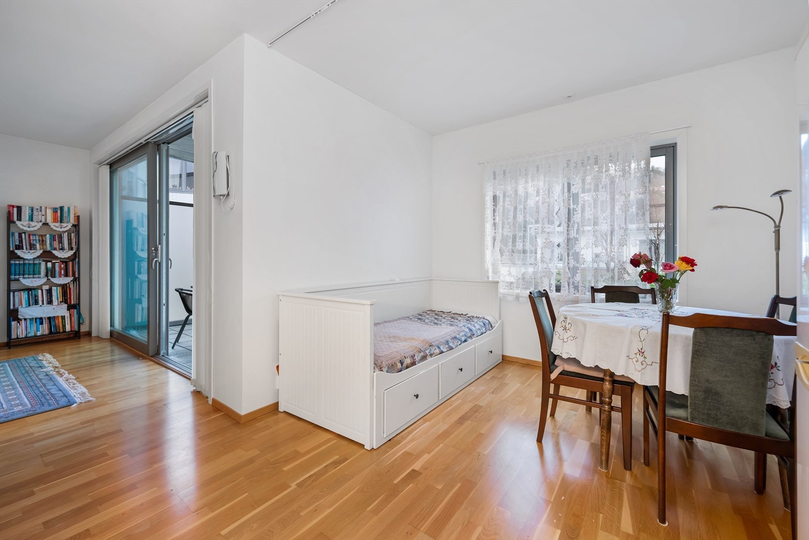 Spisestue og stue til venstre i bilde. Galleribilde