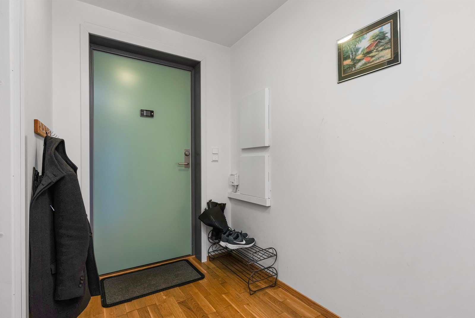 Velkommen inn!. Romslig entré/gang. Garderobeskap i gang og her plass til å henge fra seg. Galleribilde