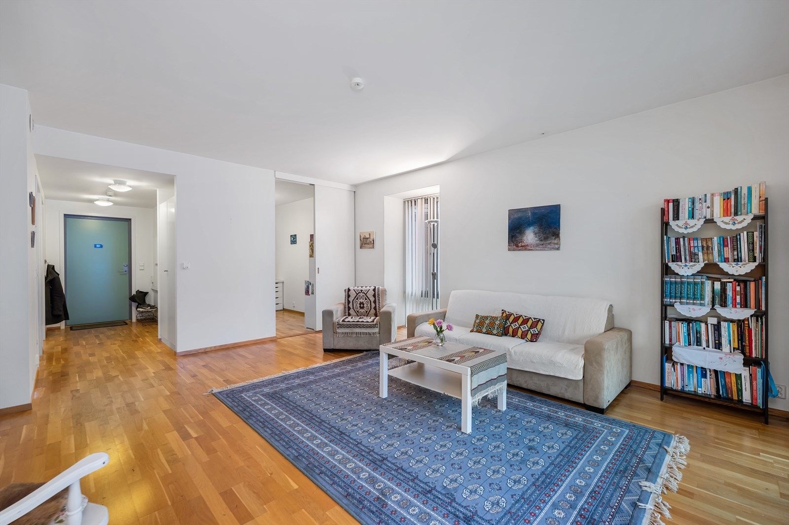 Stor stue med mange møbleringsmuligheter. Her ser man mot gang og soverom 2. Galleribilde