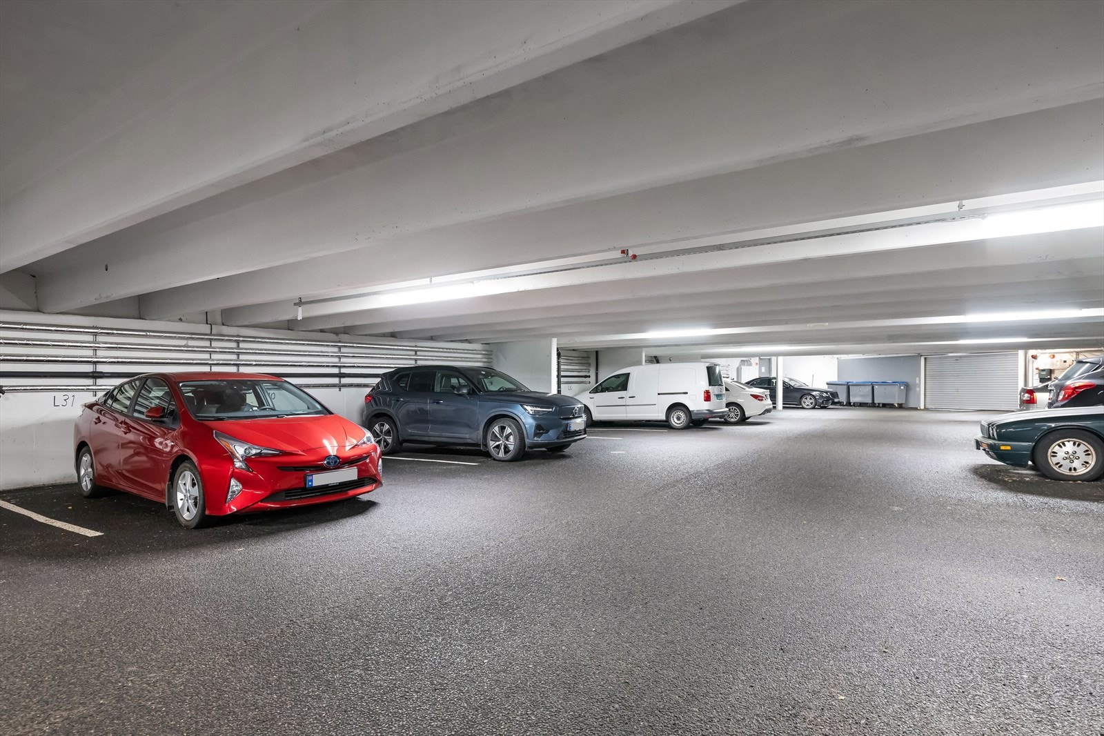 Parkering i felles garasjeannlegg. Selv om man kan ta buss kort vei fra leiligheten til de fleste steder i Bergen har man den ekstra friheten med å kunne benytte bil om ønskelig. Heis fra leilighetsnivået til garasje. Galleribilde