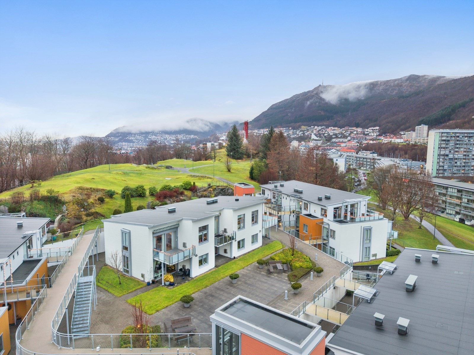 Oversikt over borettslaget og parkområdet som omkranser laget. Galleribilde