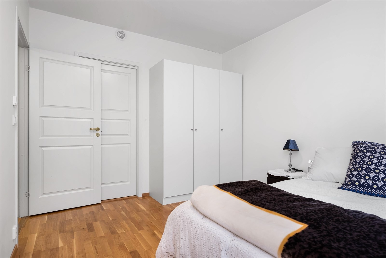 God plass til garderobe på hovedsoverommet. Her ser man også at det er god plass til garderobeløsning på soverommet. Galleribilde