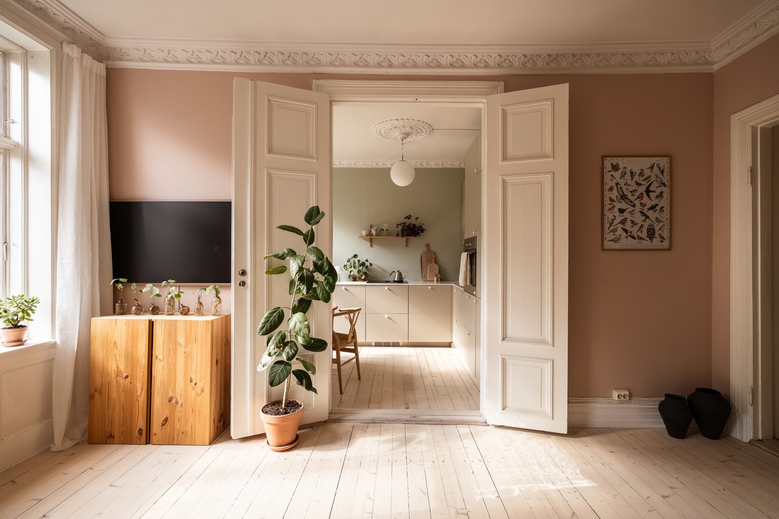 Klassiske doble fløydører skaper en elegant forbindelse mellom kjøkkenet og stuen. Galleribilde