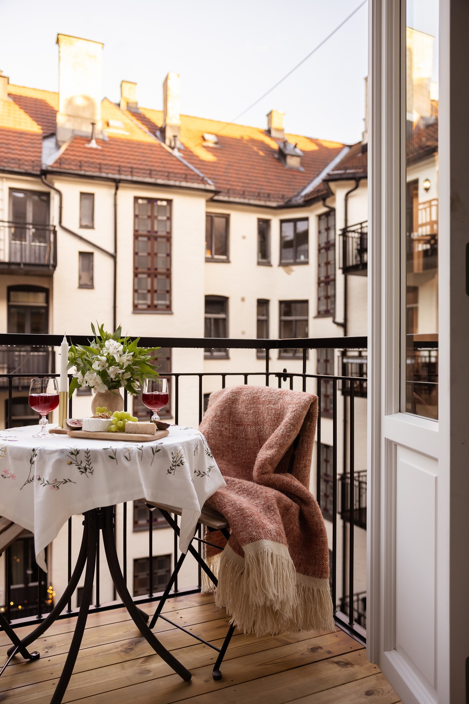 Balkongen er 2 m² og har blant annet plass til en grill. Galleribilde