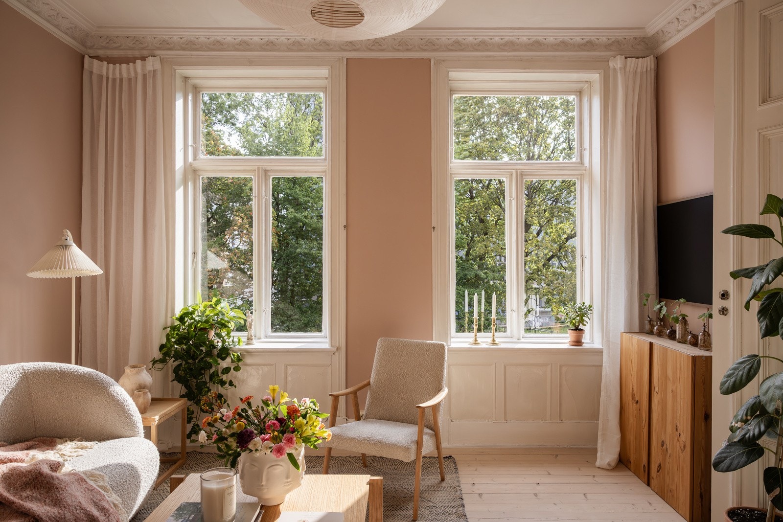 Selgers ord: "De sørvendte, klassiske vindusflatene slipper inn rikelig med naturlig lys fra morgen til kveld." Galleribilde