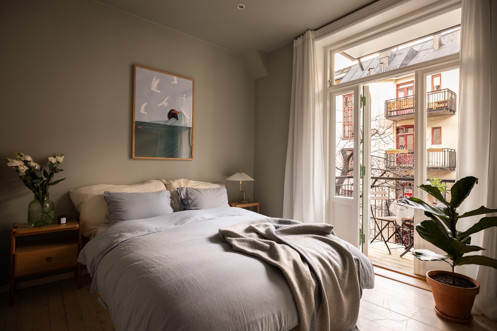 Stort soverom med god plass til dobbeltseng og tilhørende møblement. Galleribilde