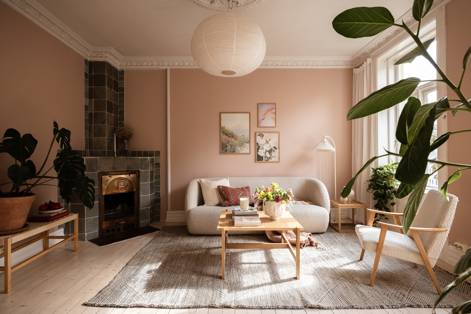 Selgers ord: "Den åpne peisen i stuen gir varme og en lun atmosfære." Galleribilde