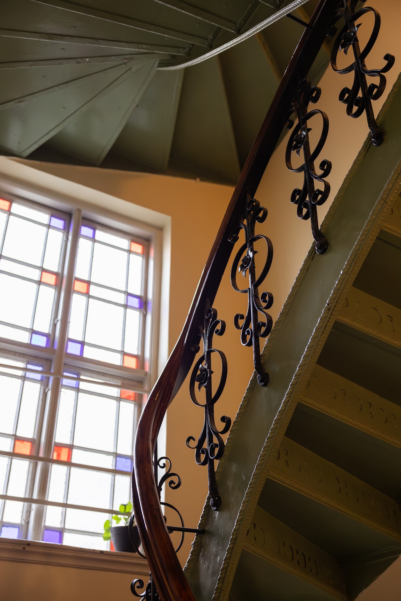 Leiligheten ligger i en æreverdig bygård fra 1898, her er det klassiske detaljer også i oppgangen. Galleribilde