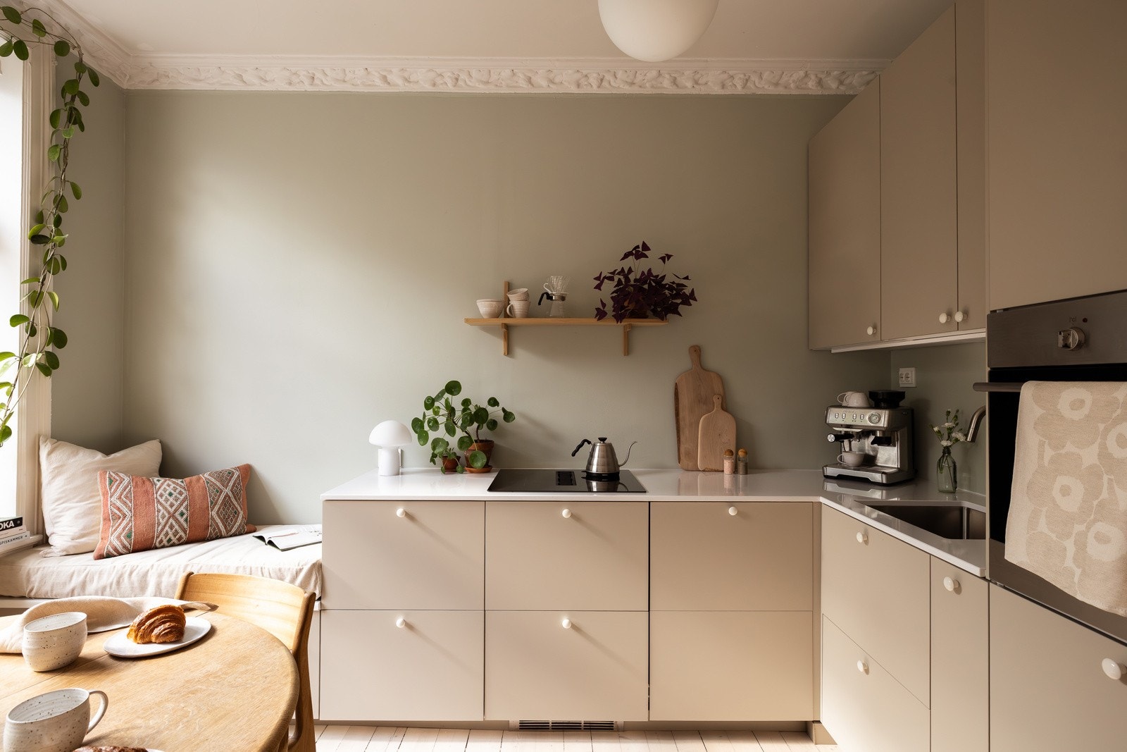 Nyere kjøkken fra 2024, med mye skap - og benkeplass. Galleribilde