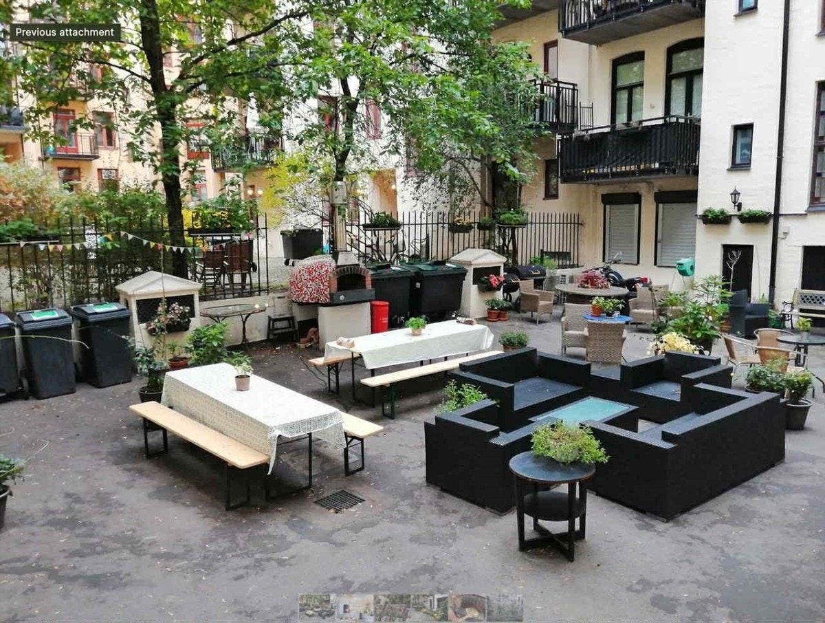 Bygården byr på en hyggelig bakgård med flere sittegrupper og en stor grill - et naturlig samlingspunkt med et lite landsbypreg midt i byen. Galleribilde