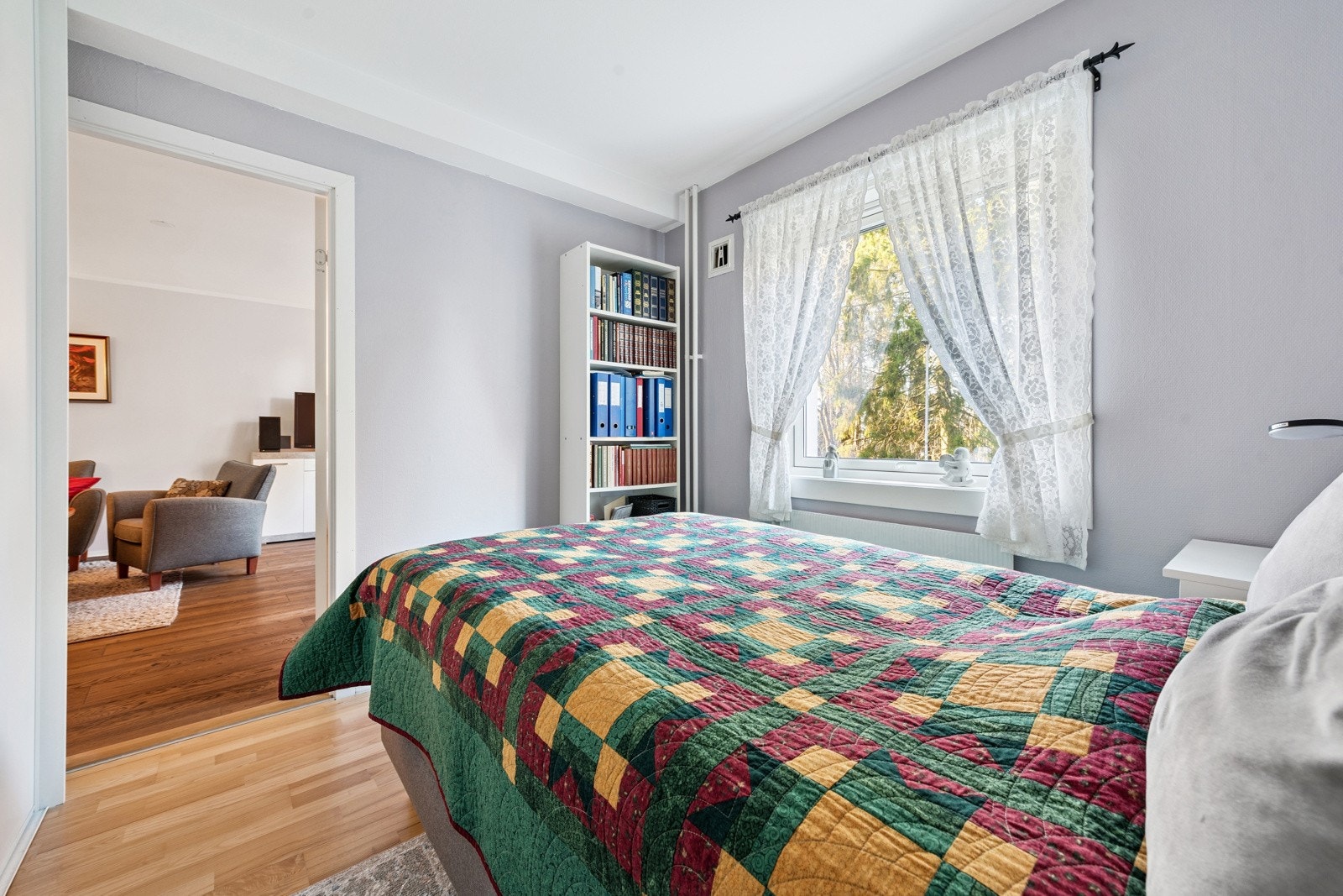 Soverommet er av god størrelse med skyvedørsgarderobe og plass til stor seng. Galleribilde