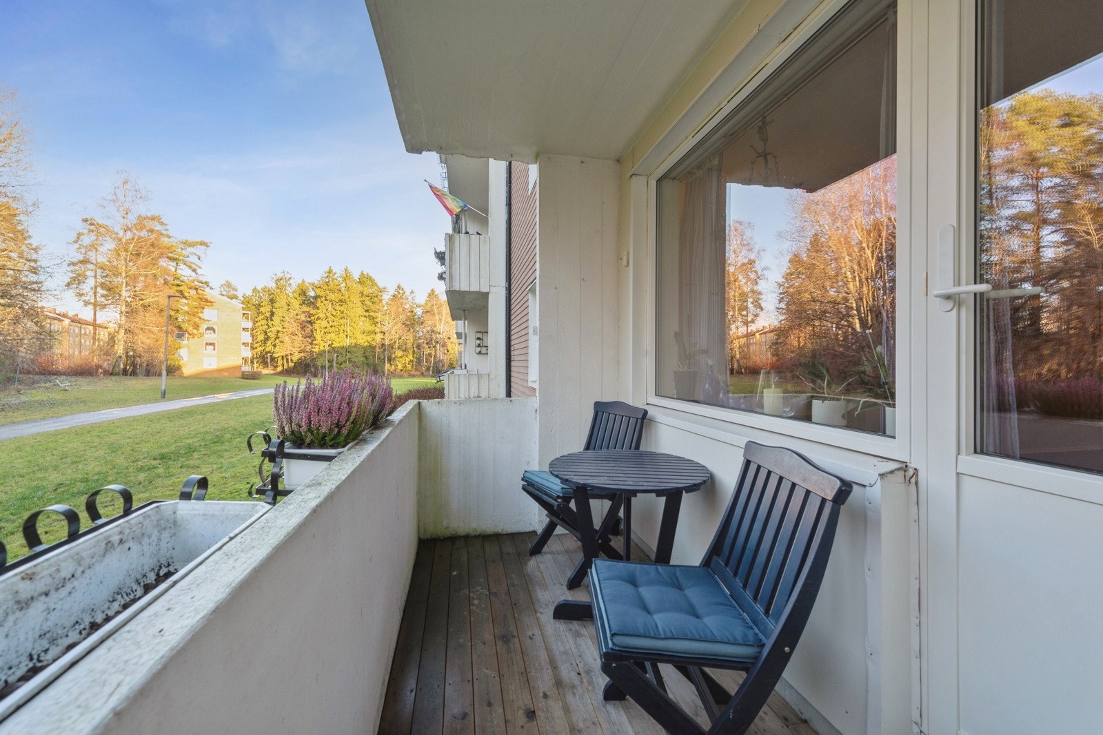 Nordvestvendt balkong i høy første etasje, vendt mot rolig grøntområde. Galleribilde