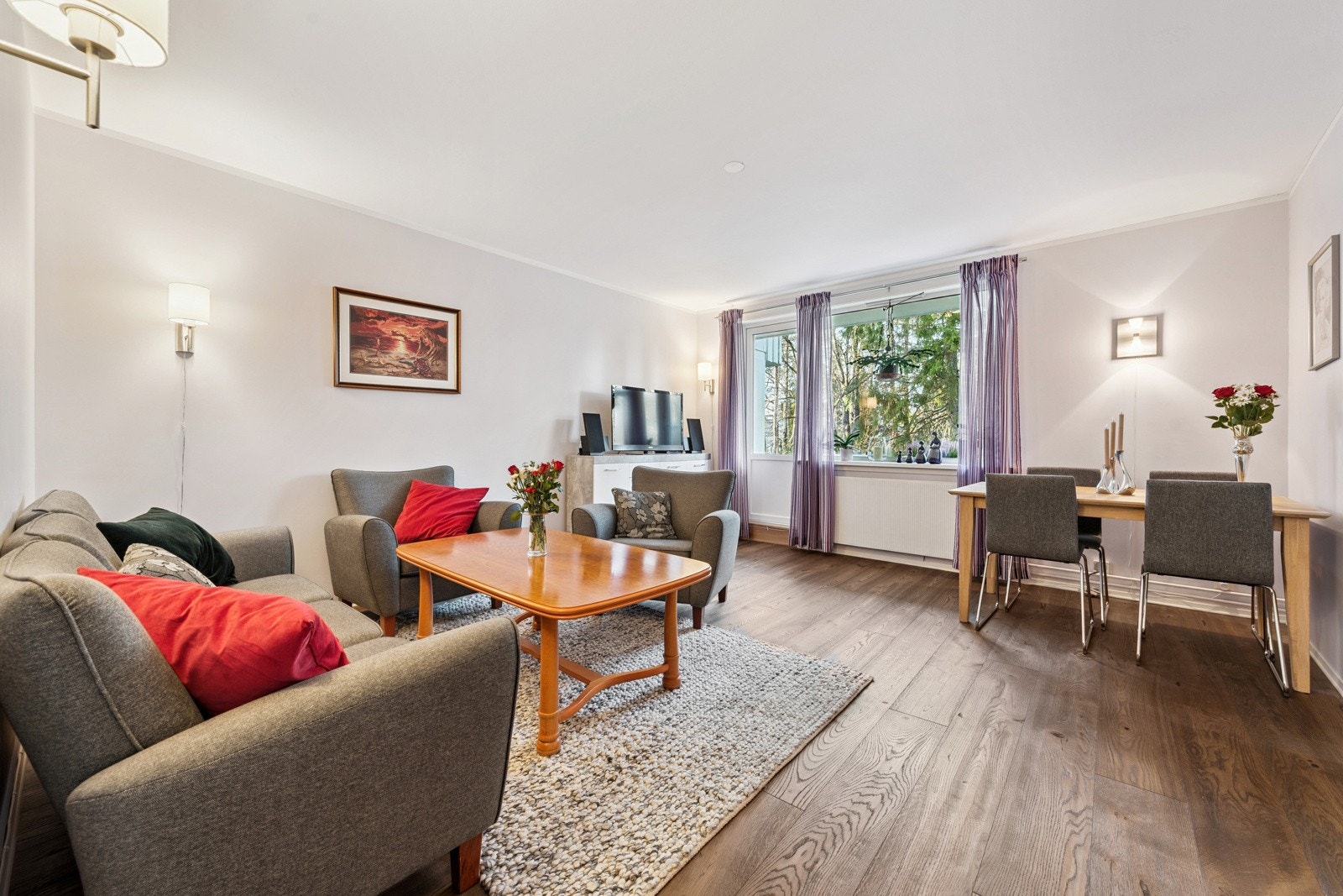 Romslig stue med plass til sittegruppe og spisebord. Galleribilde