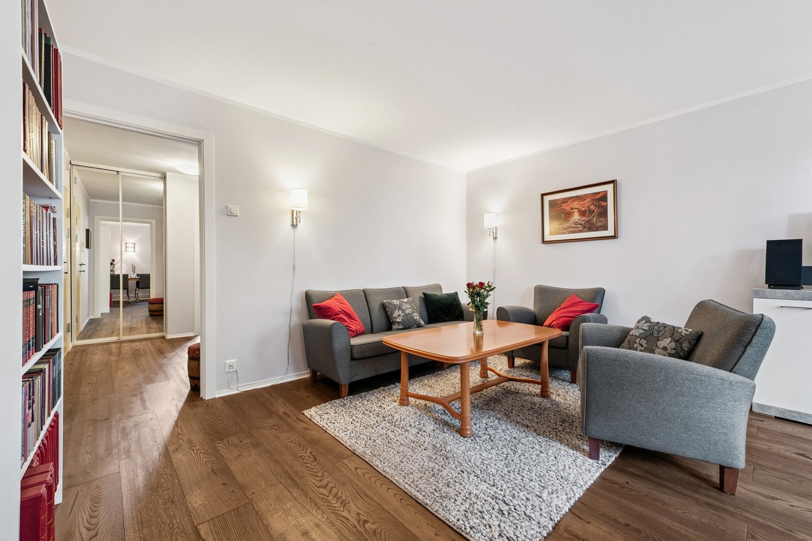 1-stavs parkett fra 2021 og malte overflater fra 2020. Galleribilde