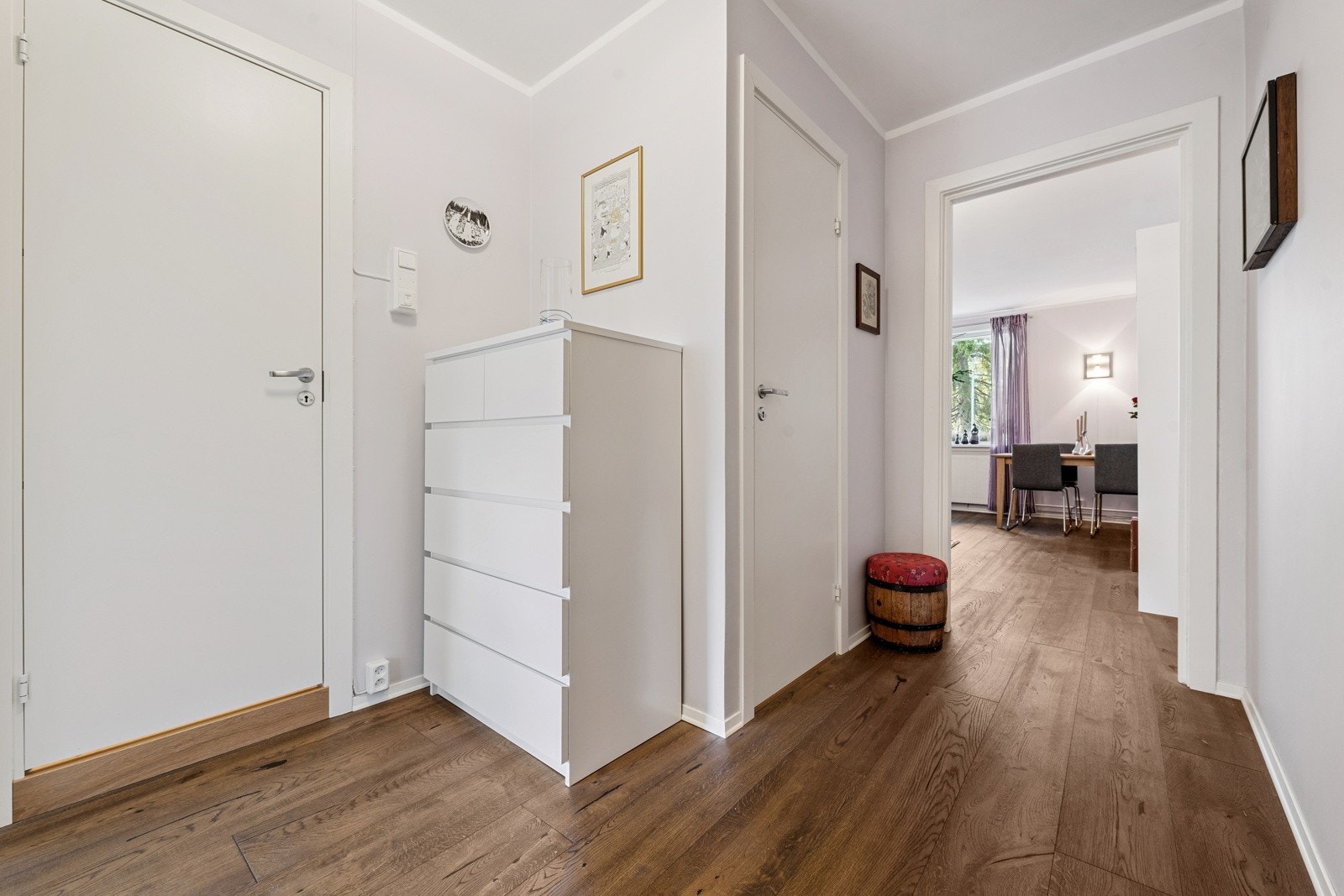 Entrè ønsker deg velkommen inn i boligen. Her er det god plass til oppgheng av yttertøy i skyvedørsgarderobe. Galleribilde