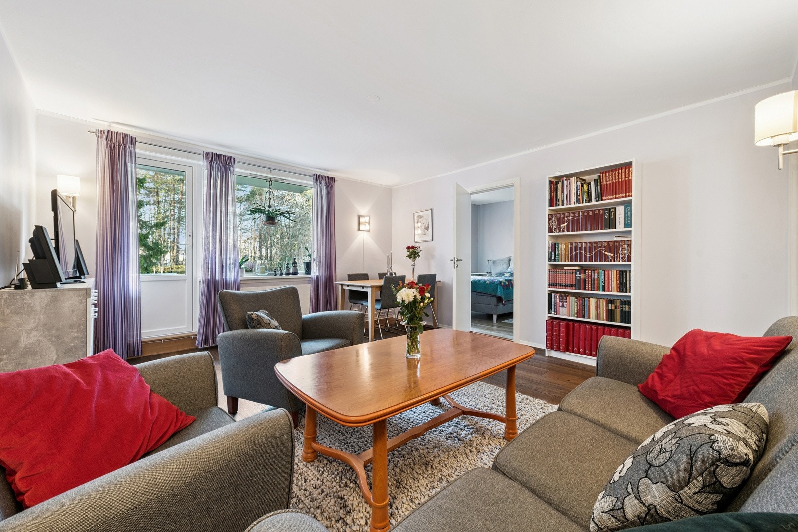 Vinduer og balkongdør er byttet i regi borettslag hhv 2019 og 2020. Galleribilde