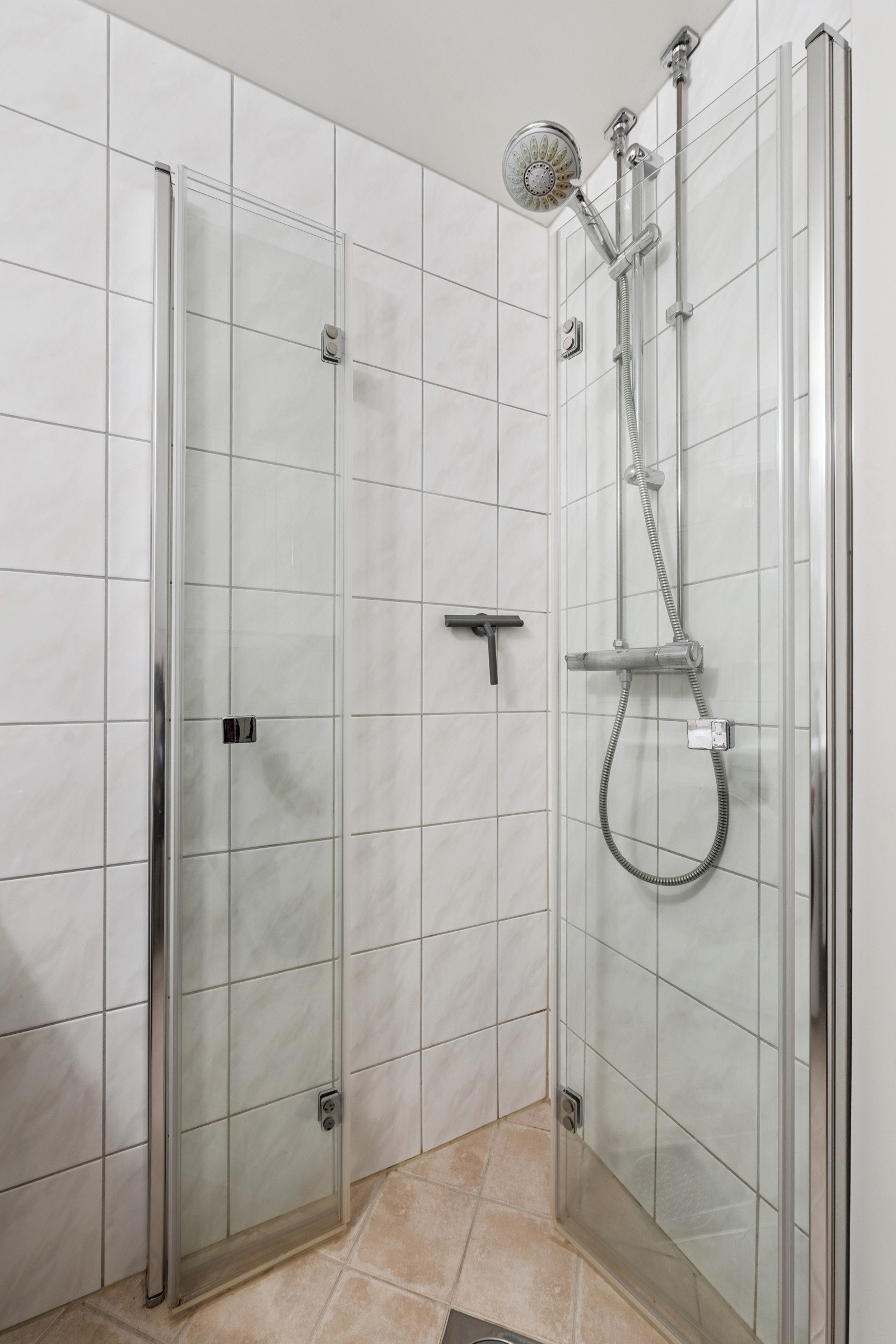 Nye dusjvegger og veggskap på bad/wc i 2018. Galleribilde