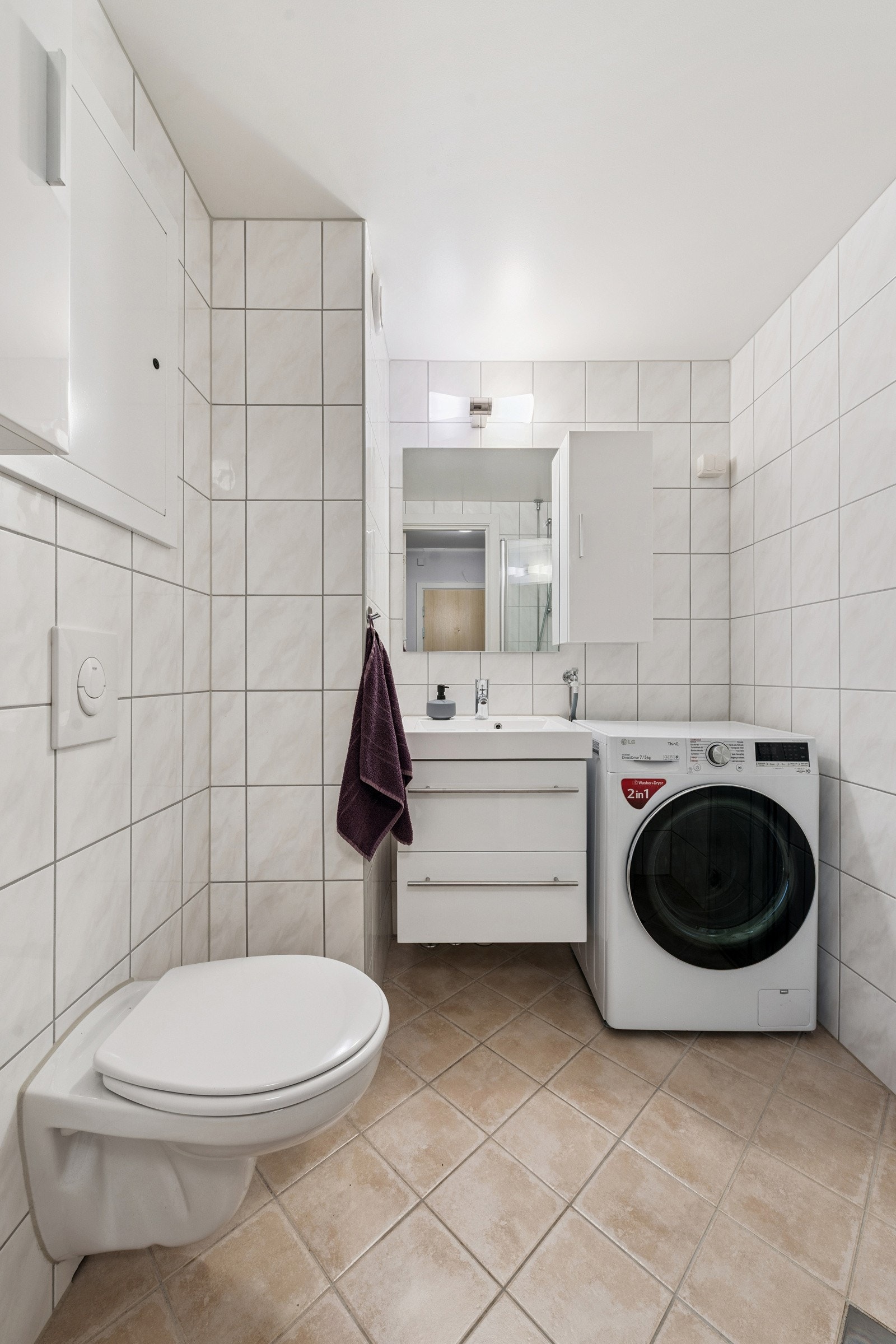 Flislag bad rehabilitert av borettslag i 2013 med vannbåren gulvvarme. Galleribilde