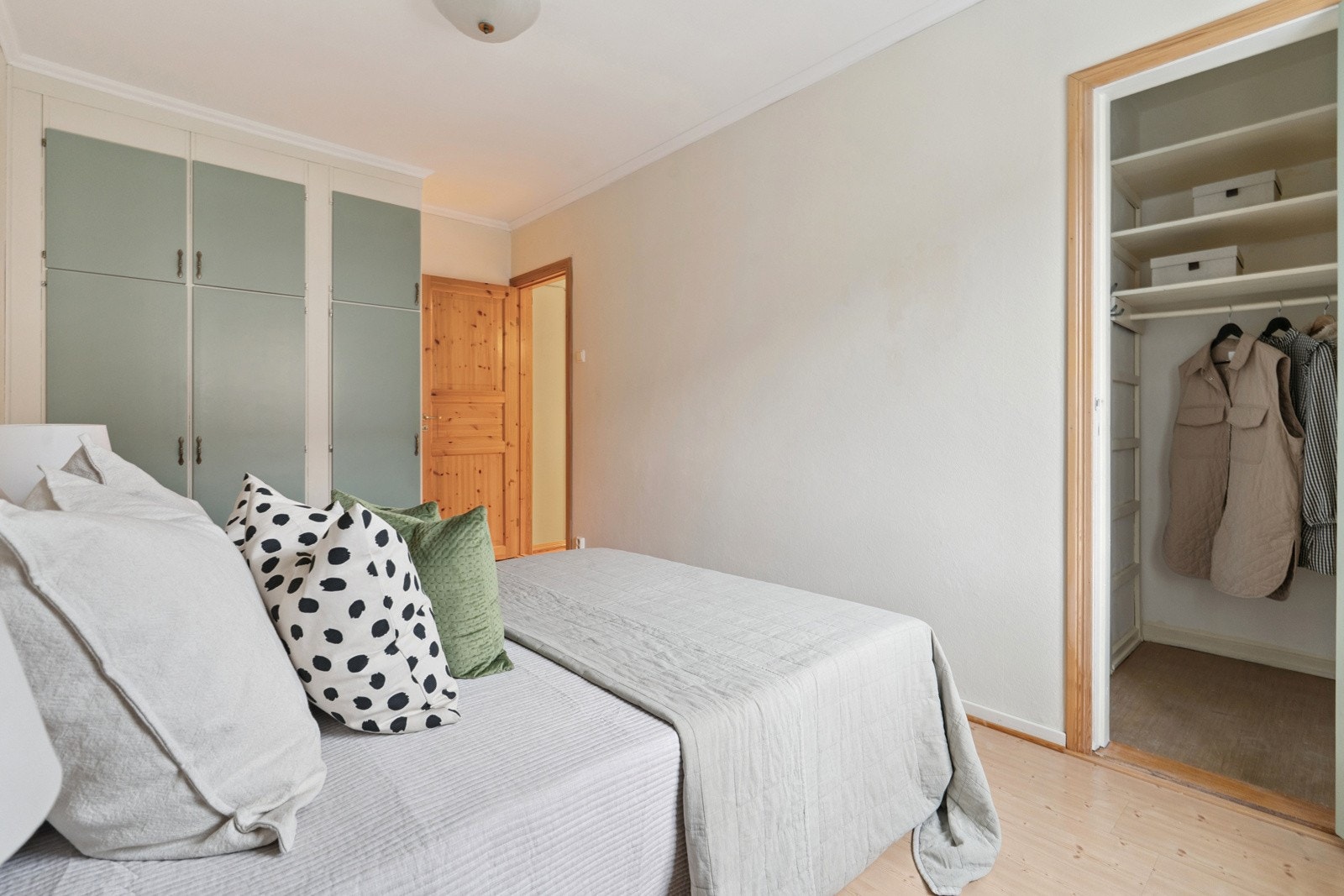 Soverom har tilhørende kott/garderobe. Det er forøvrig også god plass for garderober. Galleribilde