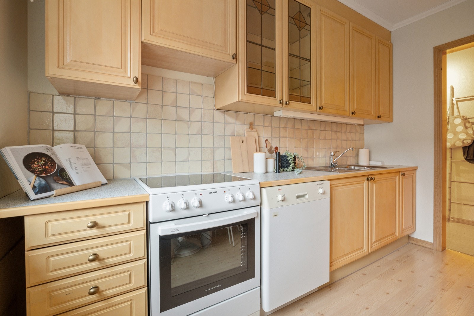 Hvitevarer som komfyr og oppvaskmaskin vil følge leiligheten. Galleribilde